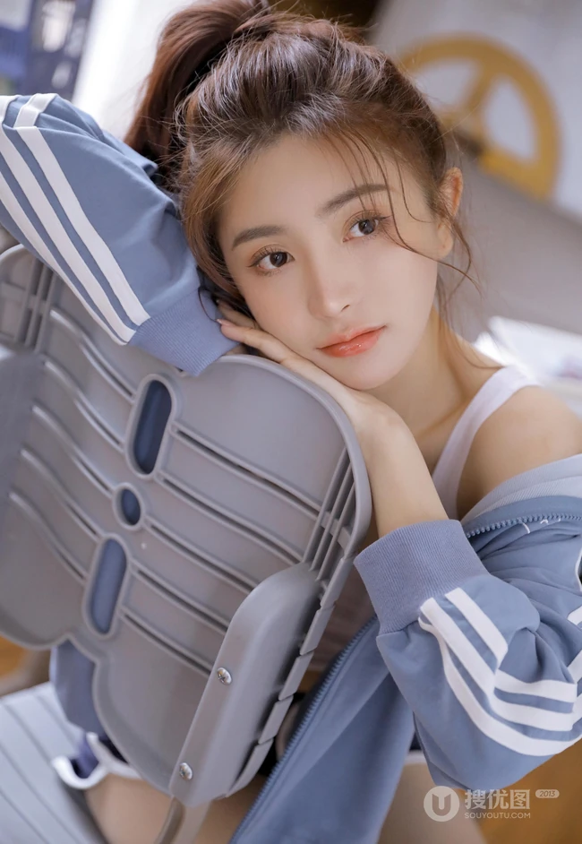 少女心满满，青春少女江亦祺白背心短裤教室元气十足高清大图
