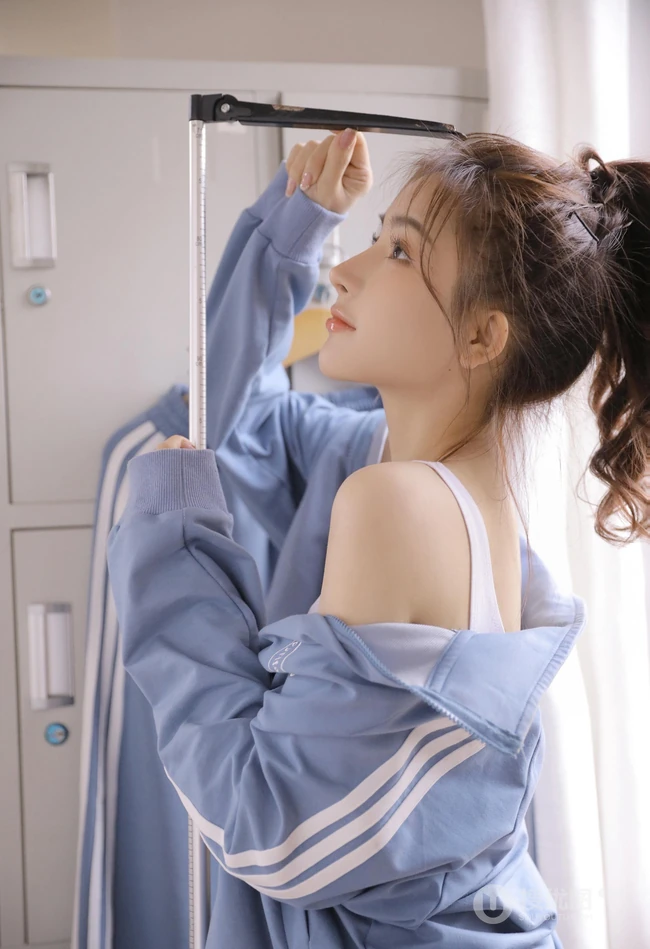 少女心满满，青春少女江亦祺白背心短裤教室元气十足高清大图