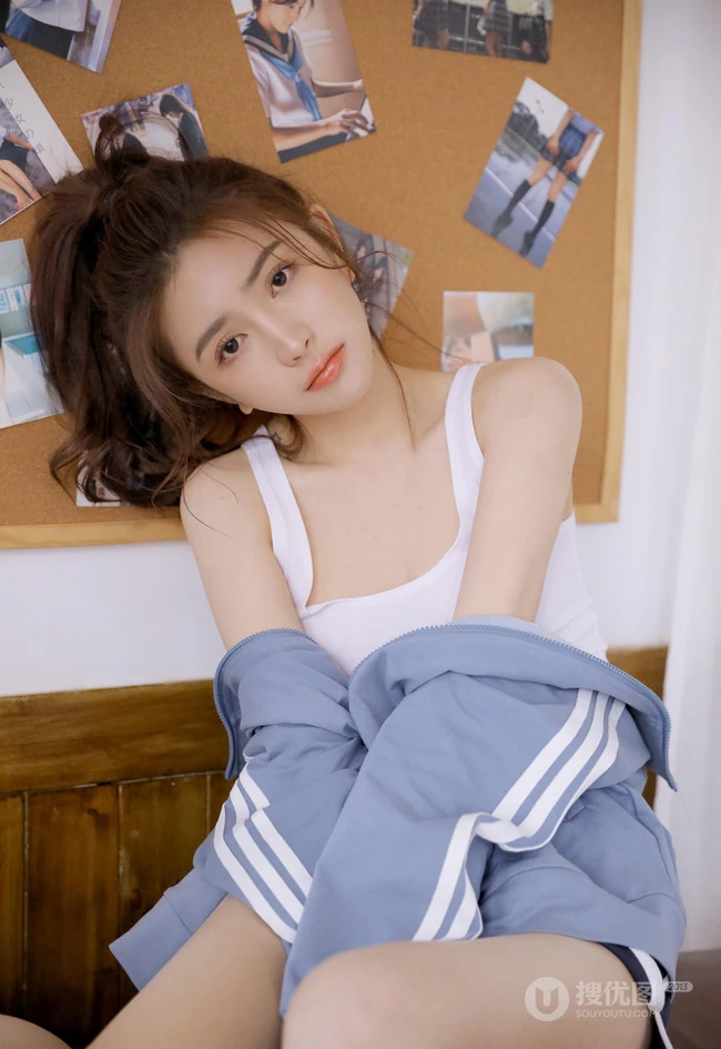 少女心满满，青春少女江亦祺白背心短裤教室元气十足高清大图