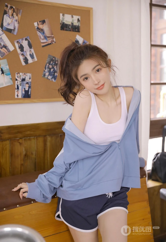 少女心满满，青春少女江亦祺白背心短裤教室元气十足高清大图