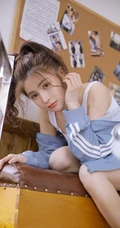 少女心满满，青春少女江亦祺白背心短裤教室元气十足高清大图