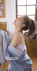少女心满满，青春少女江亦祺白背心短裤教室元气十足高清大图