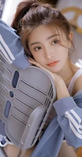 少女心满满，青春少女江亦祺白背心短裤教室元气十足高清大图