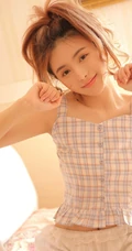 清早起床心情美美哒！格纹肩带背心短裤可爱少女清晨洗漱写真图片