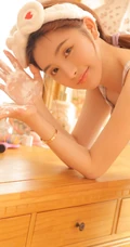清早起床心情美美哒！格纹肩带背心短裤可爱少女清晨洗漱写真图片
