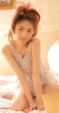 清早起床心情美美哒！格纹肩带背心短裤可爱少女清晨洗漱写真图片