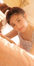 清早起床心情美美哒！格纹肩带背心短裤可爱少女清晨洗漱写真图片