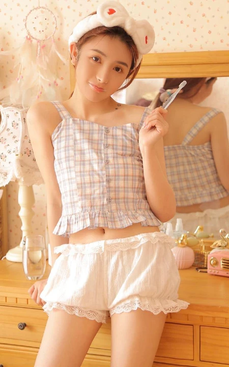清早起床心情美美哒！格纹肩带背心短裤可爱少女清晨洗漱写真图片