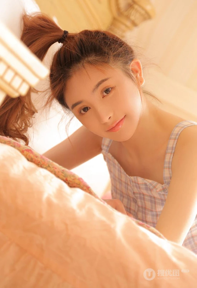 清早起床心情美美哒！格纹肩带背心短裤可爱少女清晨洗漱写真图片