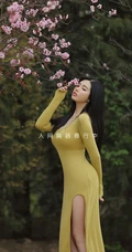 身材堪称波涛汹涌的大屁股女生娜露Selena户外踏青优雅写真套图
