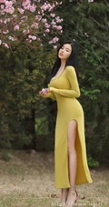身材堪称波涛汹涌的大屁股女生娜露Selena户外踏青优雅写真套图
