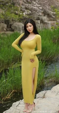 身材堪称波涛汹涌的大屁股女生娜露Selena户外踏青优雅写真套图