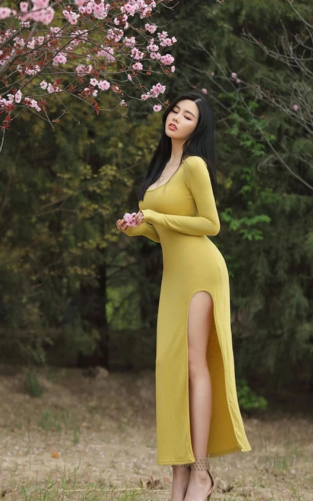 身材堪称波涛汹涌的大屁股女生娜露Selena户外踏青优雅写真套图