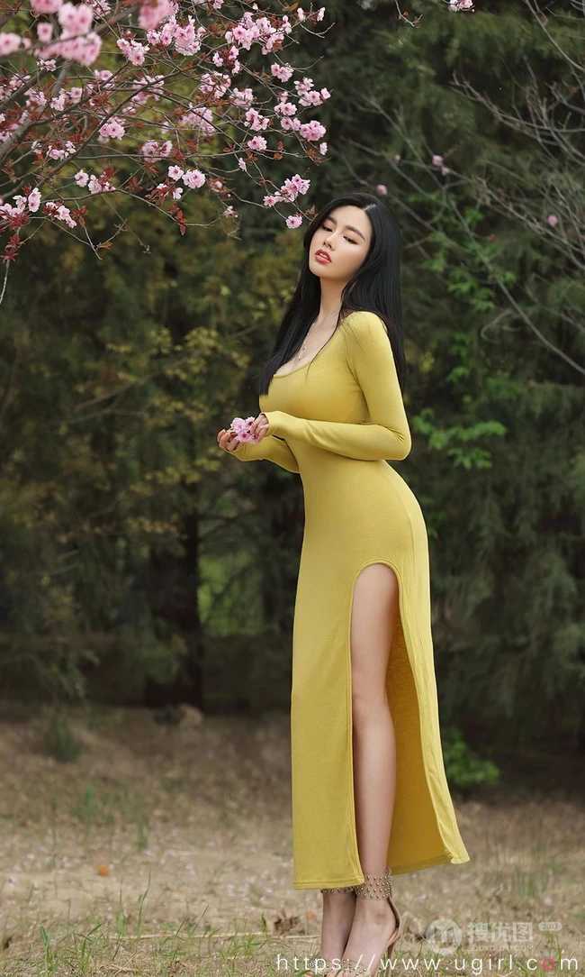 身材堪称波涛汹涌的大屁股女生娜露Selena户外踏青优雅写真套图