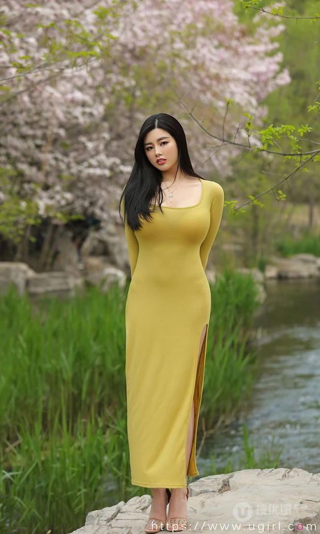 身材堪称波涛汹涌的大屁股女生娜露Selena户外踏青优雅写真套图