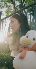 白鹿清新白色碎花连衣裙甜美可爱街拍图片