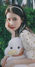 白鹿清新白色碎花连衣裙甜美可爱街拍图片