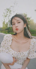 白鹿清新白色碎花连衣裙甜美可爱街拍图片