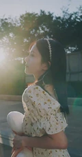 白鹿清新白色碎花连衣裙甜美可爱街拍图片