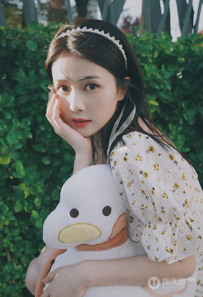 白鹿清新白色碎花连衣裙甜美可爱街拍图片