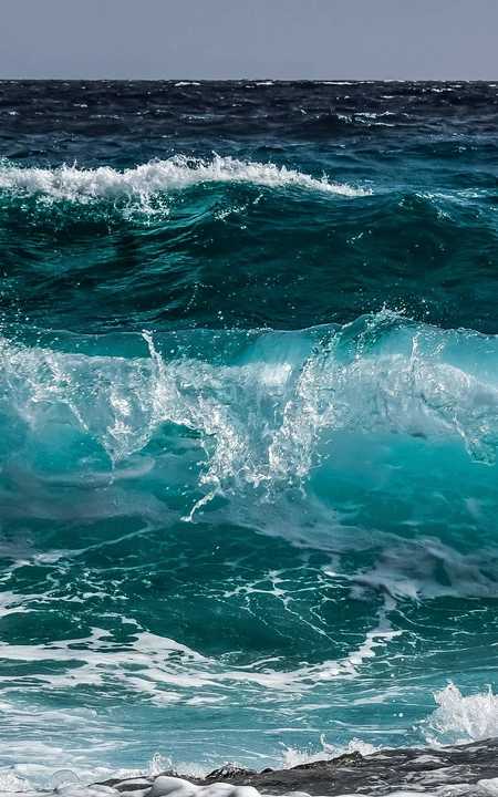 翻滚的海浪，蓝色大海，海水手机壁纸图片
