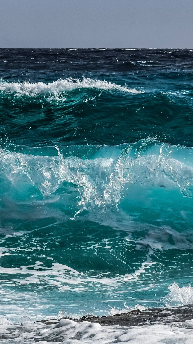 翻滚的海浪，蓝色大海，海水手机壁纸图片