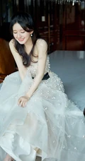 赵露思性感可爱抹胸公主裙展甜美笑容手机壁纸图片