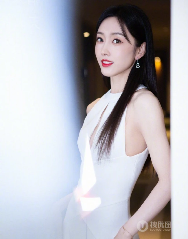 宣璐优雅气质露肩高叉白裙显亮眼身材气质图片