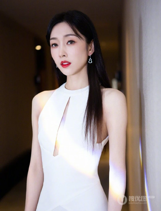 宣璐优雅气质露肩高叉白裙显亮眼身材气质图片