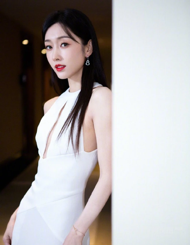 宣璐优雅气质露肩高叉白裙显亮眼身材气质图片