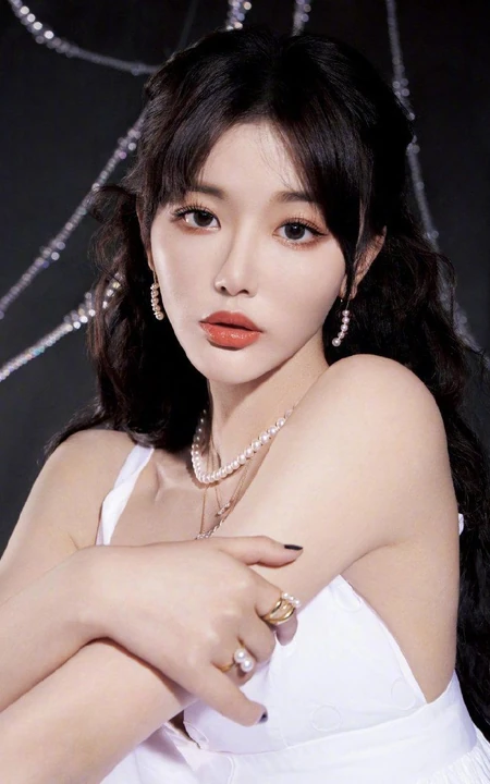 THE9女团成员周年照登杂志酷美写真图片