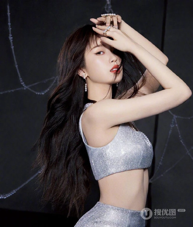 THE9女团成员周年照登杂志酷美写真图片