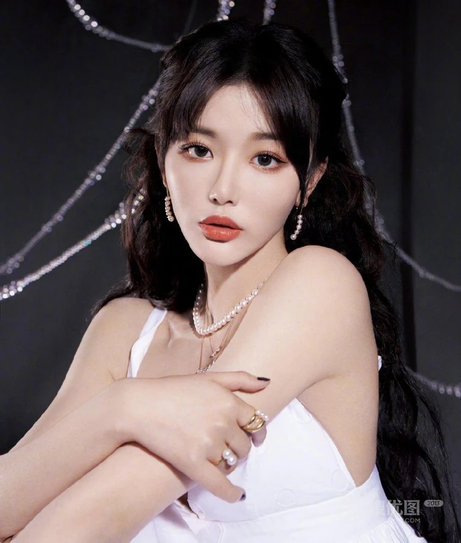 THE9女团成员周年照登杂志酷美写真图片