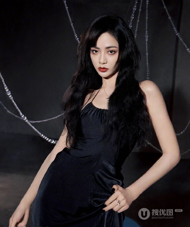 THE9女团成员周年照登杂志酷美写真图片