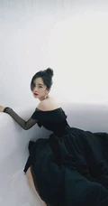 杨幂气质一字肩细闪星光黑色蕾丝裙写真图片