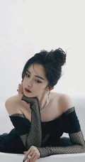 杨幂气质一字肩细闪星光黑色蕾丝裙写真图片