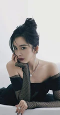 杨幂气质一字肩细闪星光黑色蕾丝裙写真图片