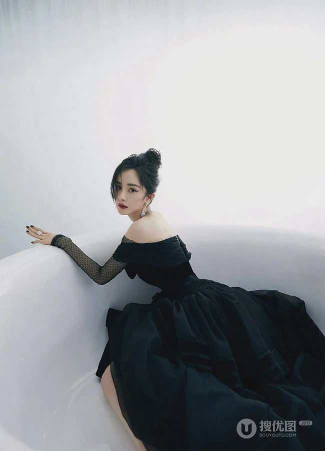 杨幂气质一字肩细闪星光黑色蕾丝裙写真图片