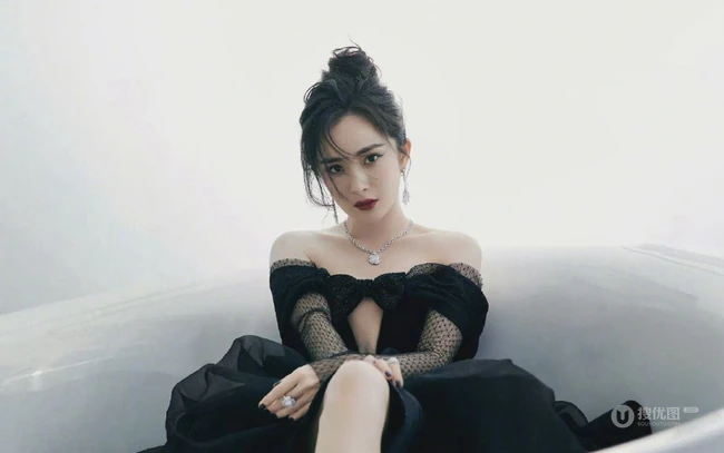 杨幂气质一字肩细闪星光黑色蕾丝裙写真图片