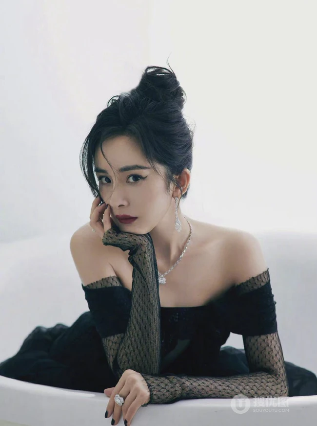 杨幂气质一字肩细闪星光黑色蕾丝裙写真图片