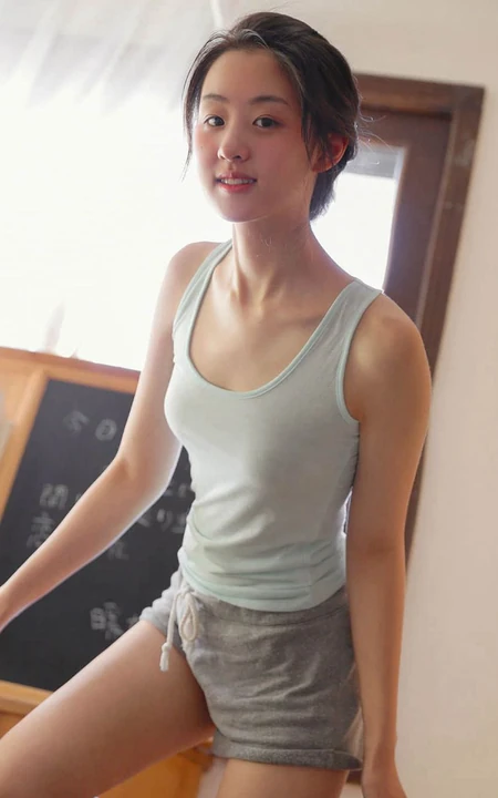 笑起来眼睛像月牙般的可爱少女背心短裤穿着居家板报前纯美写真套图