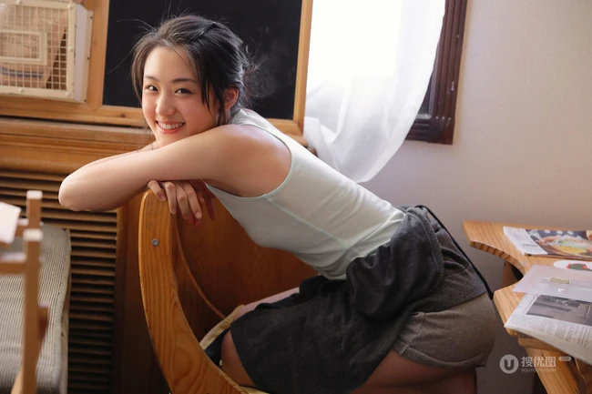 笑起来眼睛像月牙般的可爱少女背心短裤穿着居家板报前纯美写真套图