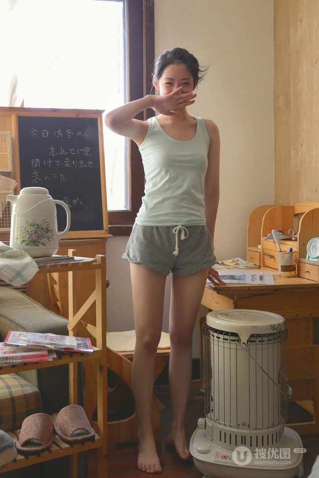 笑起来眼睛像月牙般的可爱少女背心短裤穿着居家板报前纯美写真套图