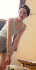 笑起来眼睛像月牙般的可爱少女背心短裤穿着居家板报前纯美写真套图
