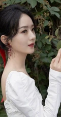 赵丽颖扎红色头巾搭配打褶连衣白裙纯净甜美户外写真图片
