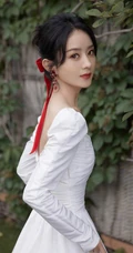 赵丽颖扎红色头巾搭配打褶连衣白裙纯净甜美户外写真图片