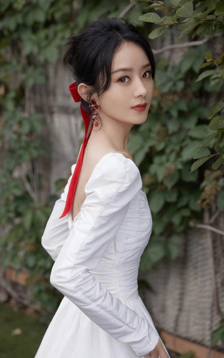 赵丽颖扎红色头巾搭配打褶连衣白裙纯净甜美户外写真图片