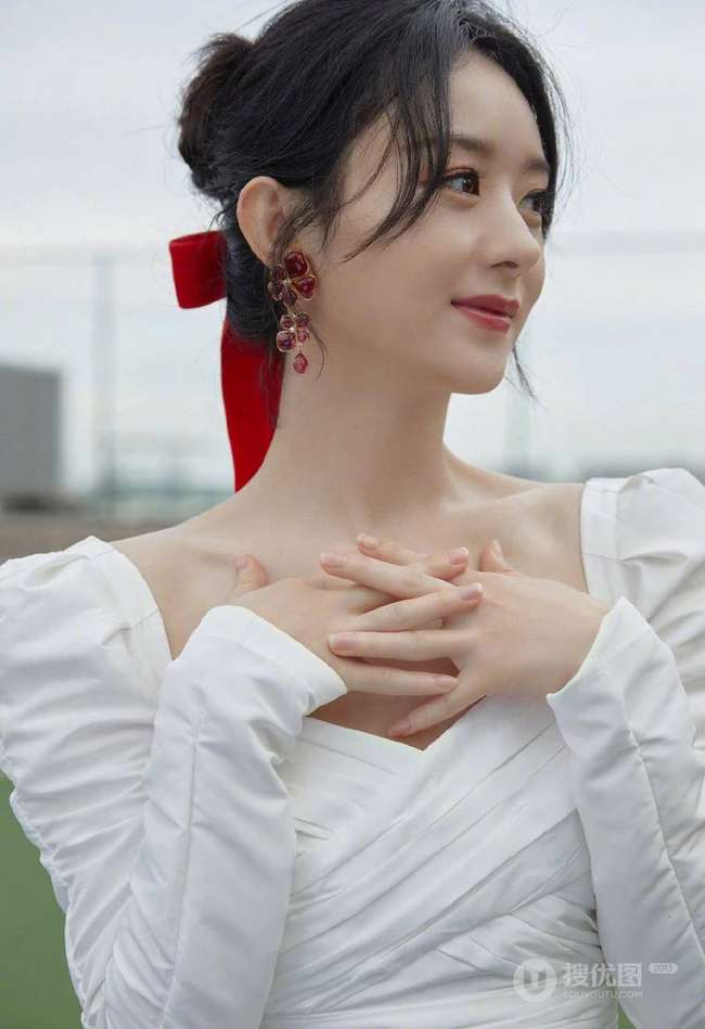 赵丽颖扎红色头巾搭配打褶连衣白裙纯净甜美户外写真图片
