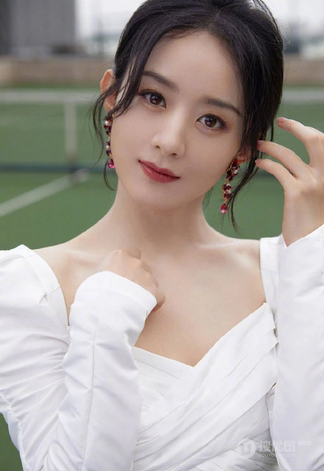 赵丽颖扎红色头巾搭配打褶连衣白裙纯净甜美户外写真图片
