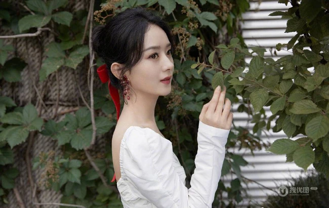 赵丽颖扎红色头巾搭配打褶连衣白裙纯净甜美户外写真图片